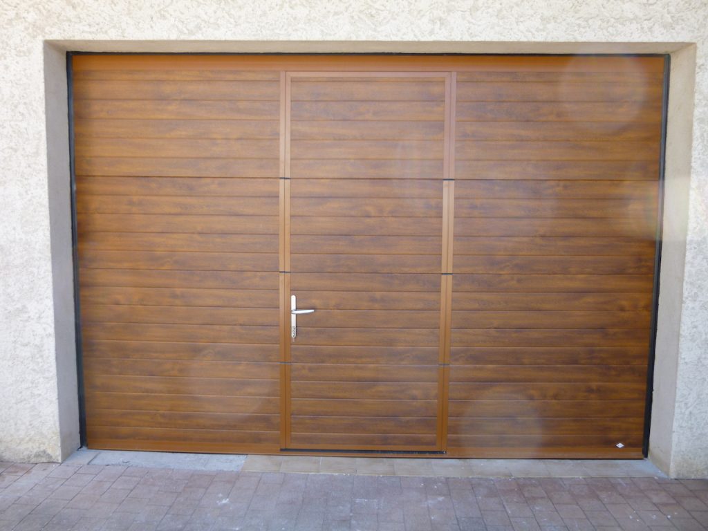 Porte-de-garage- sectionnelle-avec portillon
