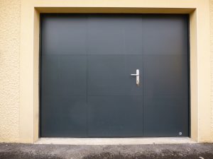 Porte-de-garage-basculante-isolée-avec portillon