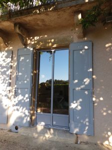 Fenêtre aluminium en rénovation sur maison de style