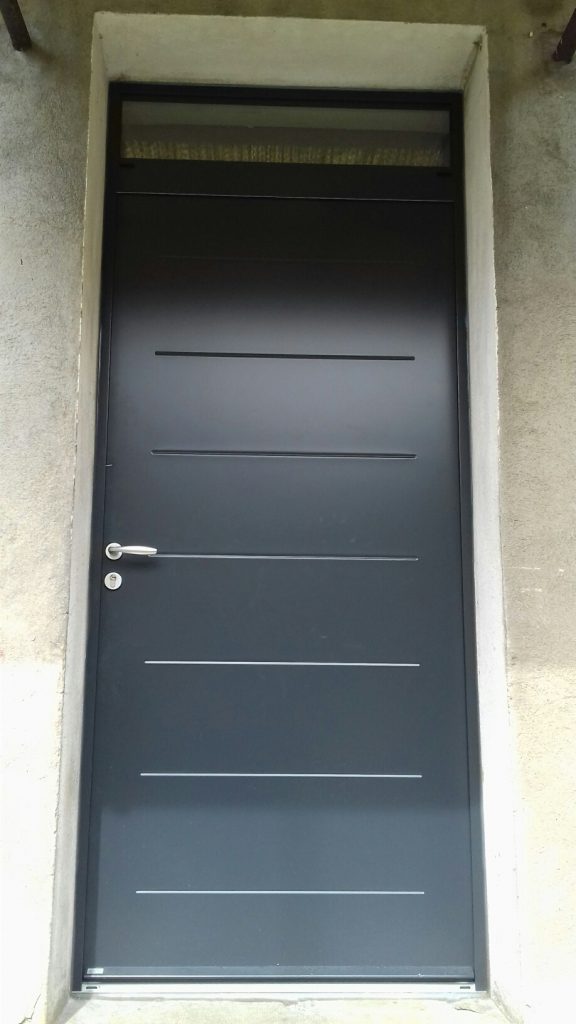 Porte d'entrée acier gris anthracite en rénovation dépose totale de l'ancien dormant bois, le meilleur rapport isolation / prix.