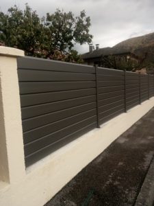 Installation d'une clôture aluminium gris sablé sur murette existante sur Vif